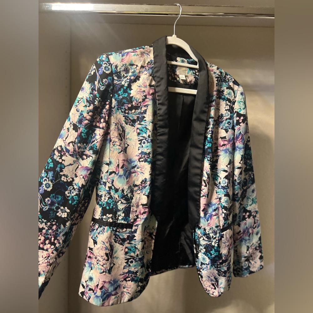 Size 12 - aka around a large/XL. Lauren Conrad blazer.